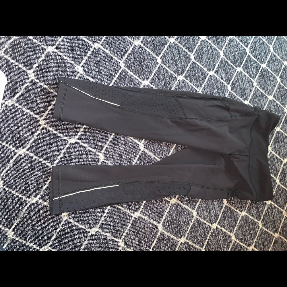 Black lululemon cropped leggings